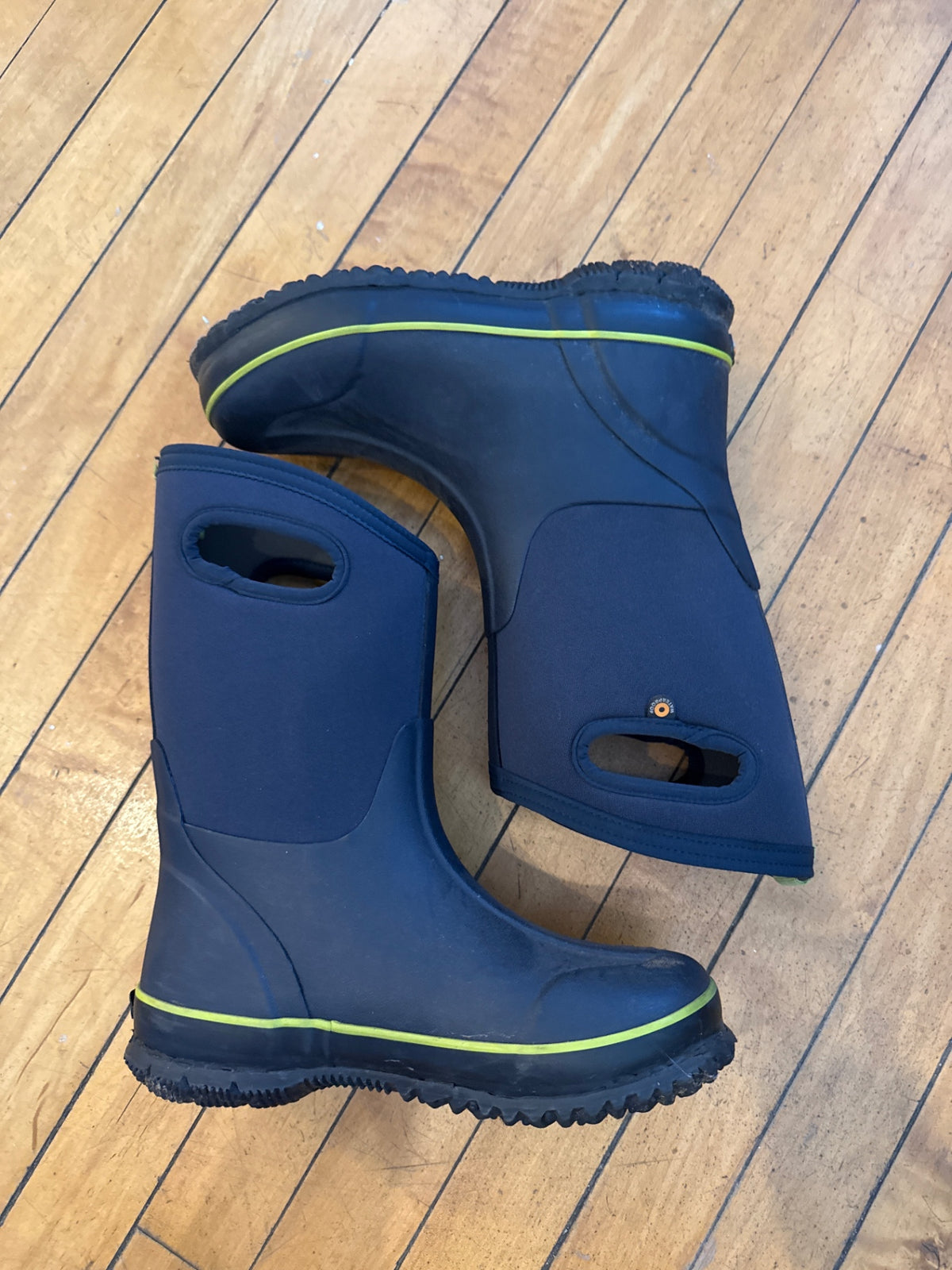 Bogg Shoes 4Y Good