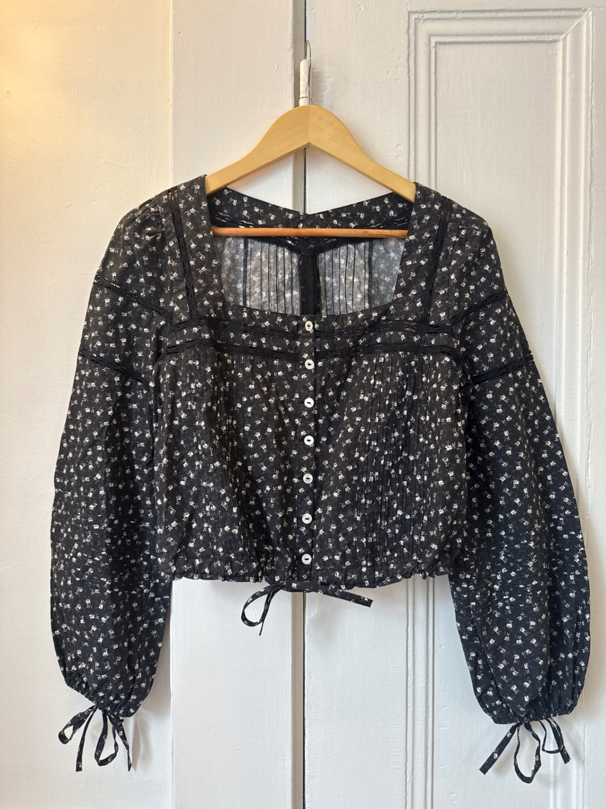 Black Floral Top L Very Good